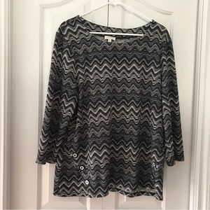 “LAURA“ WOMEN’S TOP IN A BLACK & GREY CHEVRON PATTERN. Size XXL